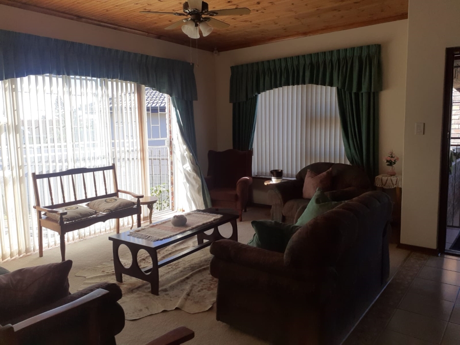 To Let 3 Bedroom Property for Rent in Wavecrest Eastern Cape